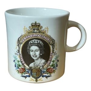 VINTAGE Queen Elizabeth SILVER JUBILEE Cup 1977
